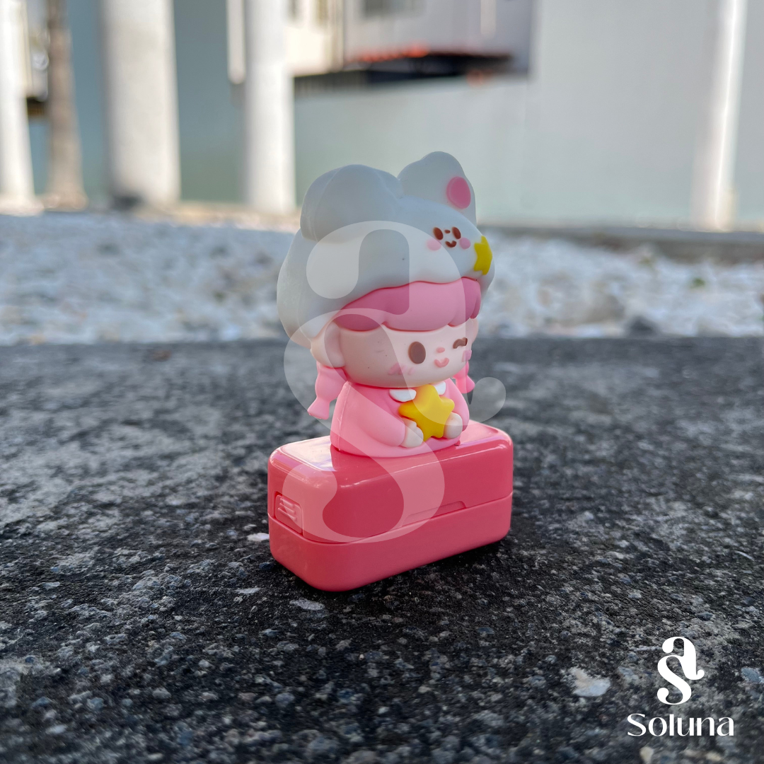 Sello muñequita rosa